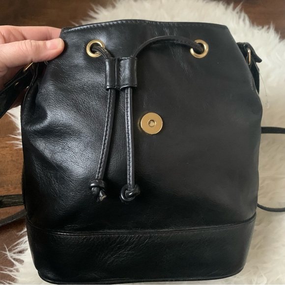 Genuine black leather crossbody-shoulder bag with front flap / backpack styling - Picture 5 of 14